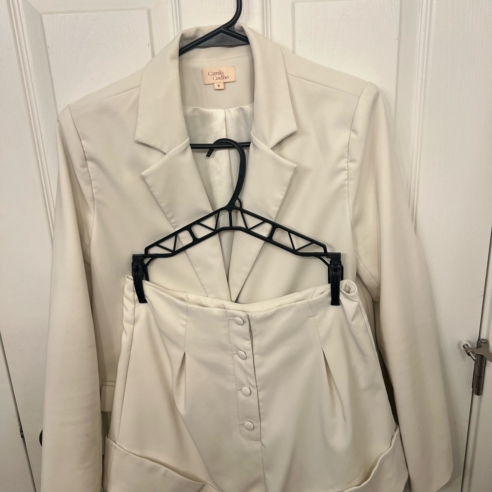 Revolve Camila Coelho Arielle blazer (small) and Paulina shorts (medium)in ivory - Picture 3 of 14